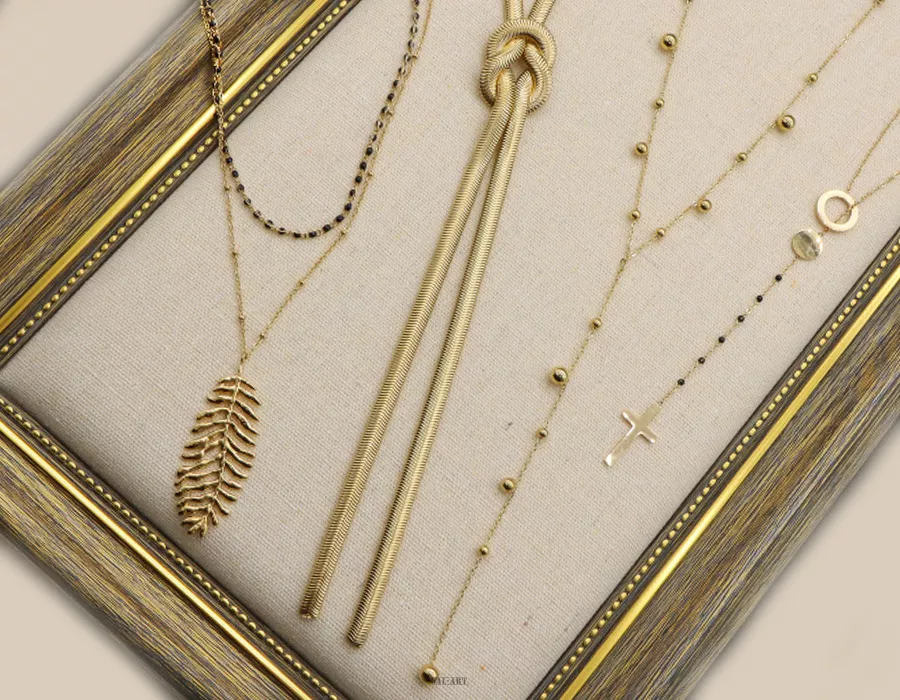 Naszyjnik do sukienki z dekoltem V – 12 modnych propozycji