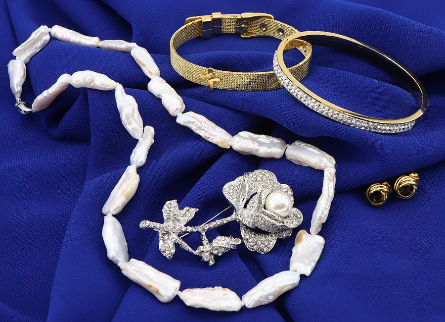 Jakie dodatki do chabrowej sukienki wybrać? TOP 8 propozycji