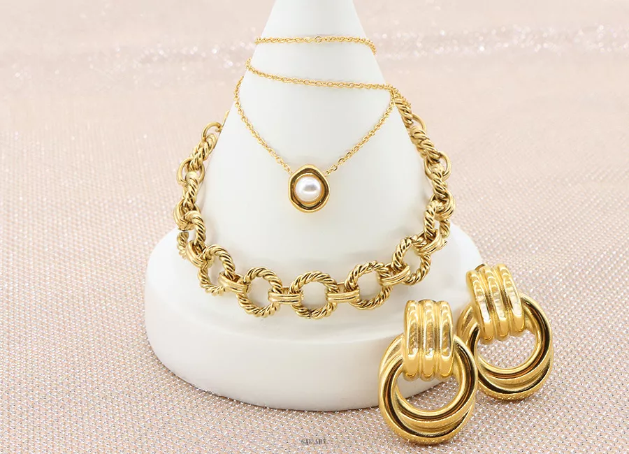 Jakie dodatki do sukienki pudrowy róż? Najnowsze trendy